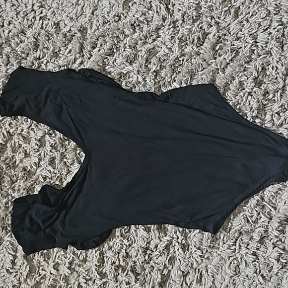 Black top ruffled front - Picture 3 of 3